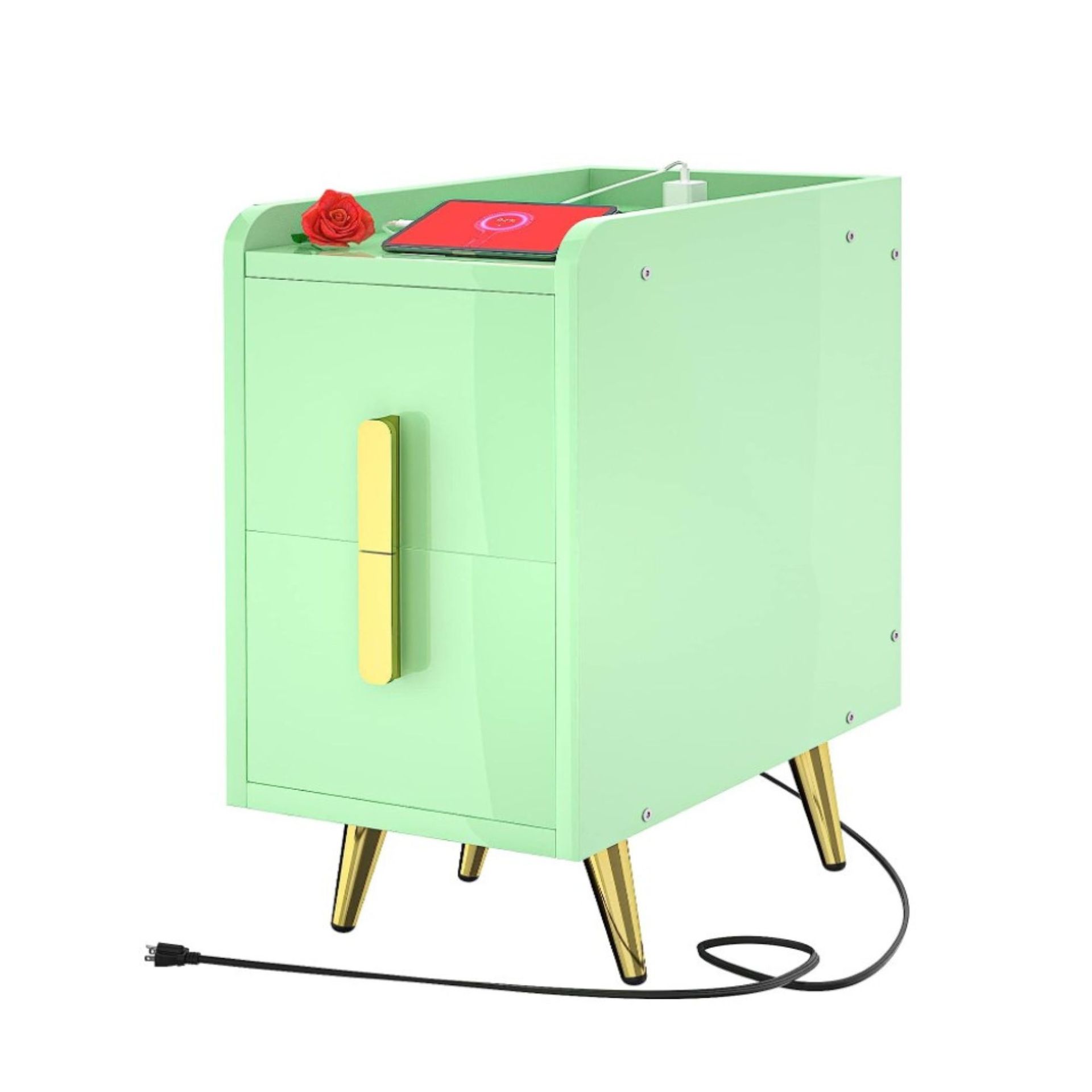 Meja samping tempat tidur hijau dengan aksen emas