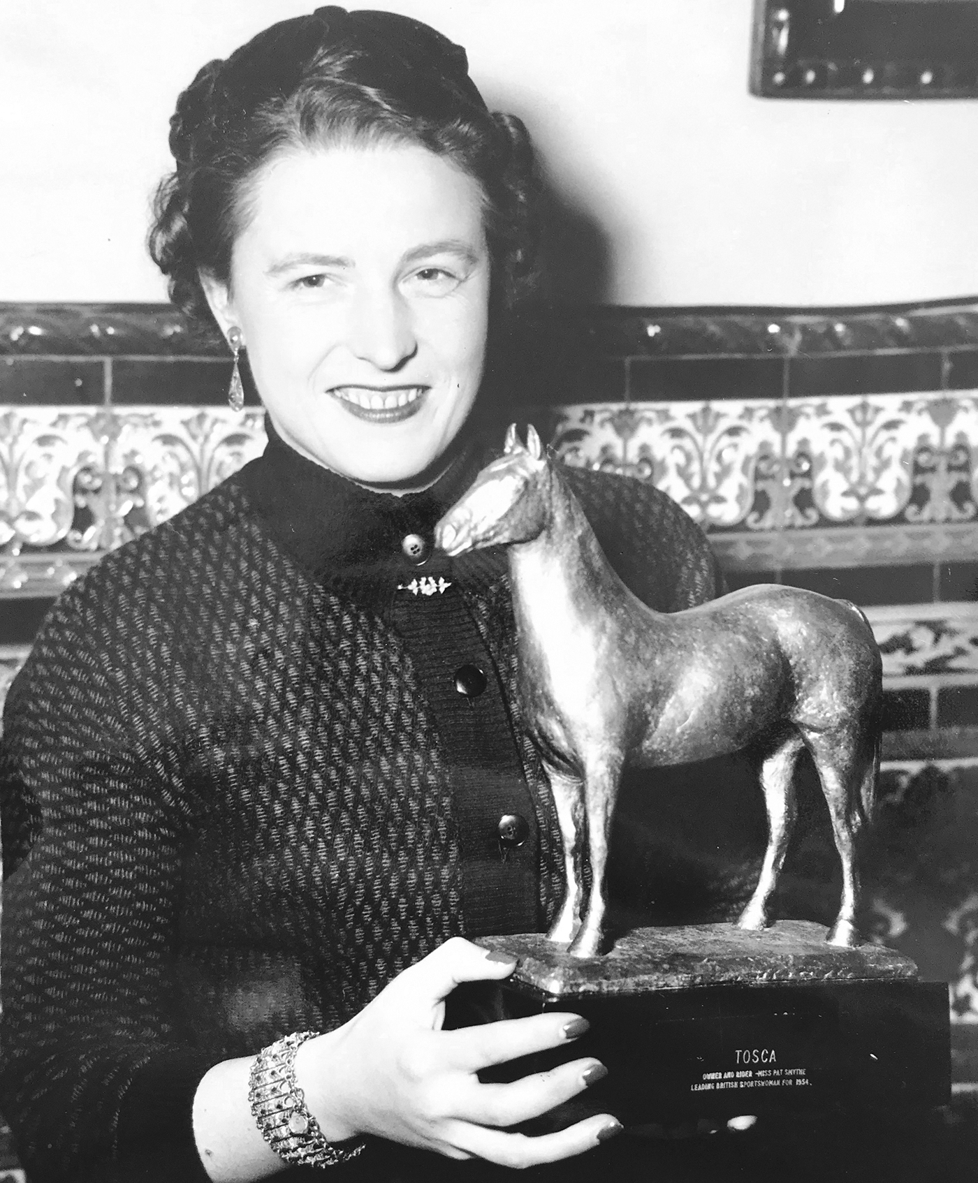 HAH305.legendsTosca.with_statuette_of_tosca_1954_ti_archive.jpg