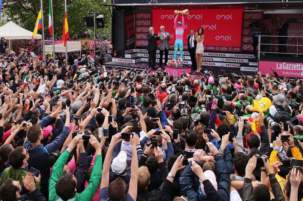 The fans get their picture of Nibali on the podium