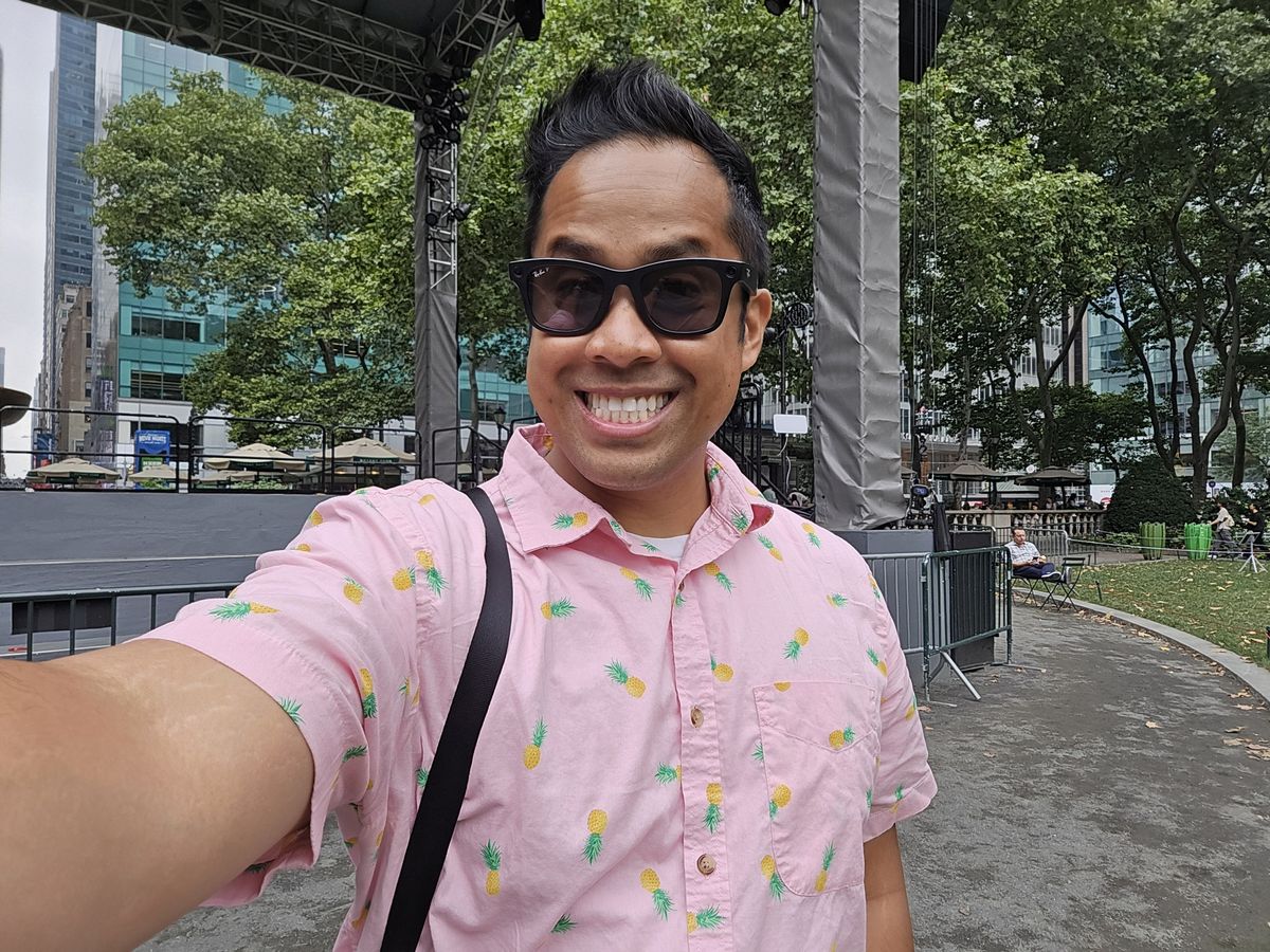 Samsung Galaxy Z Fold 6 outer screen selfie sample.