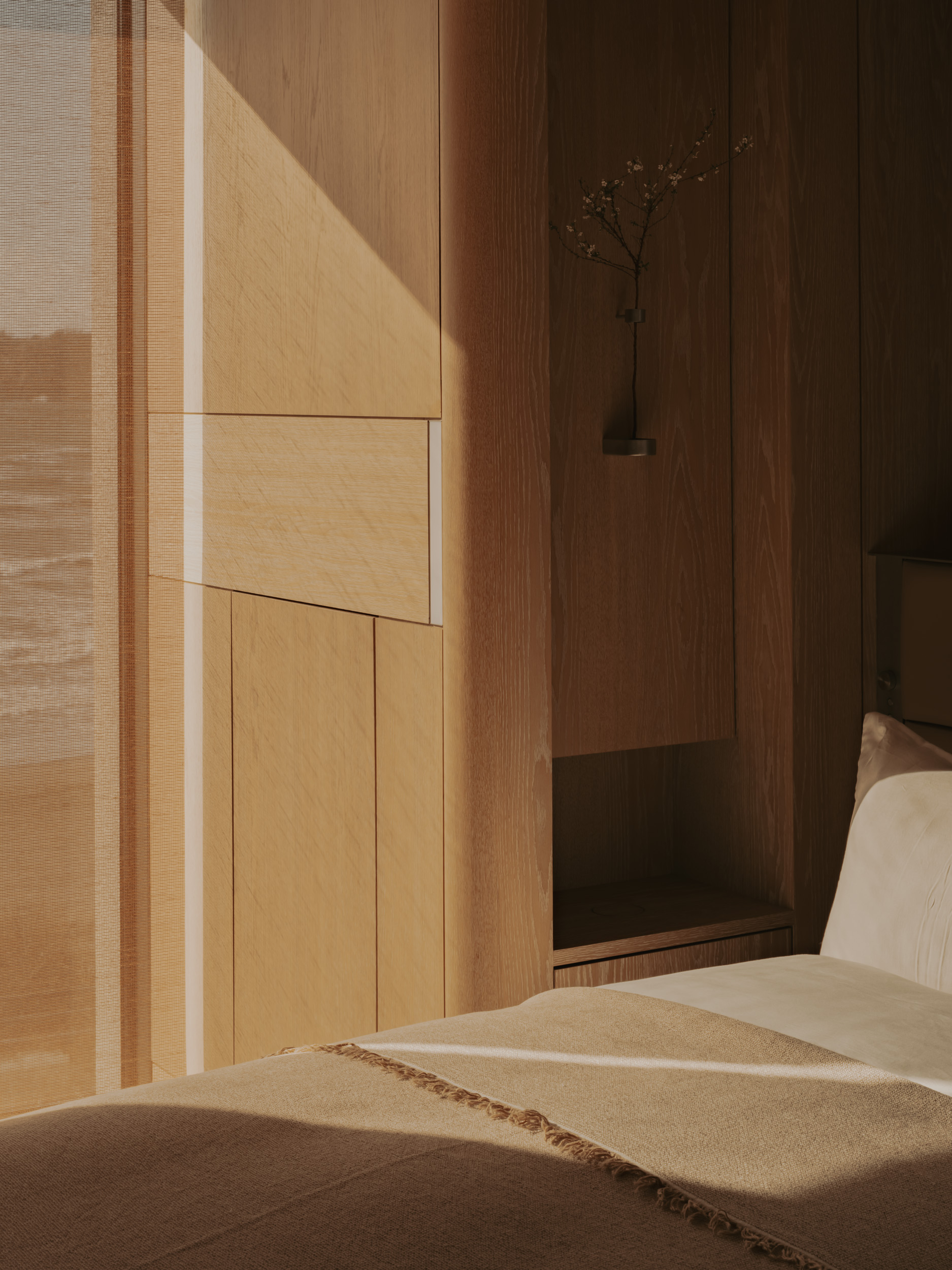 Lulla House, a Kamakura house overlooking the ocean through minimalist interiors