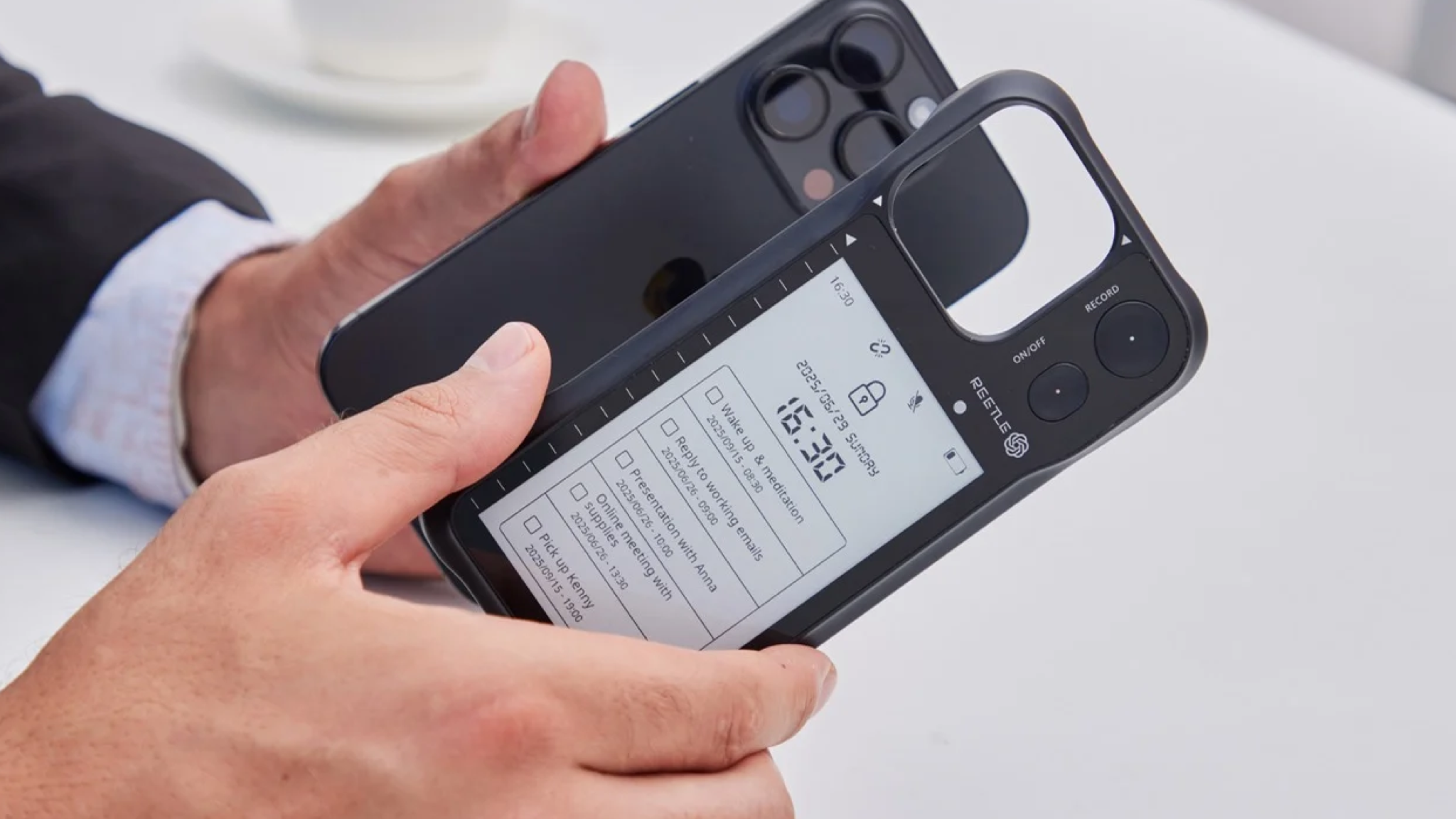 Lifestyle image of the Reetle Smartlink I e-ink phone case