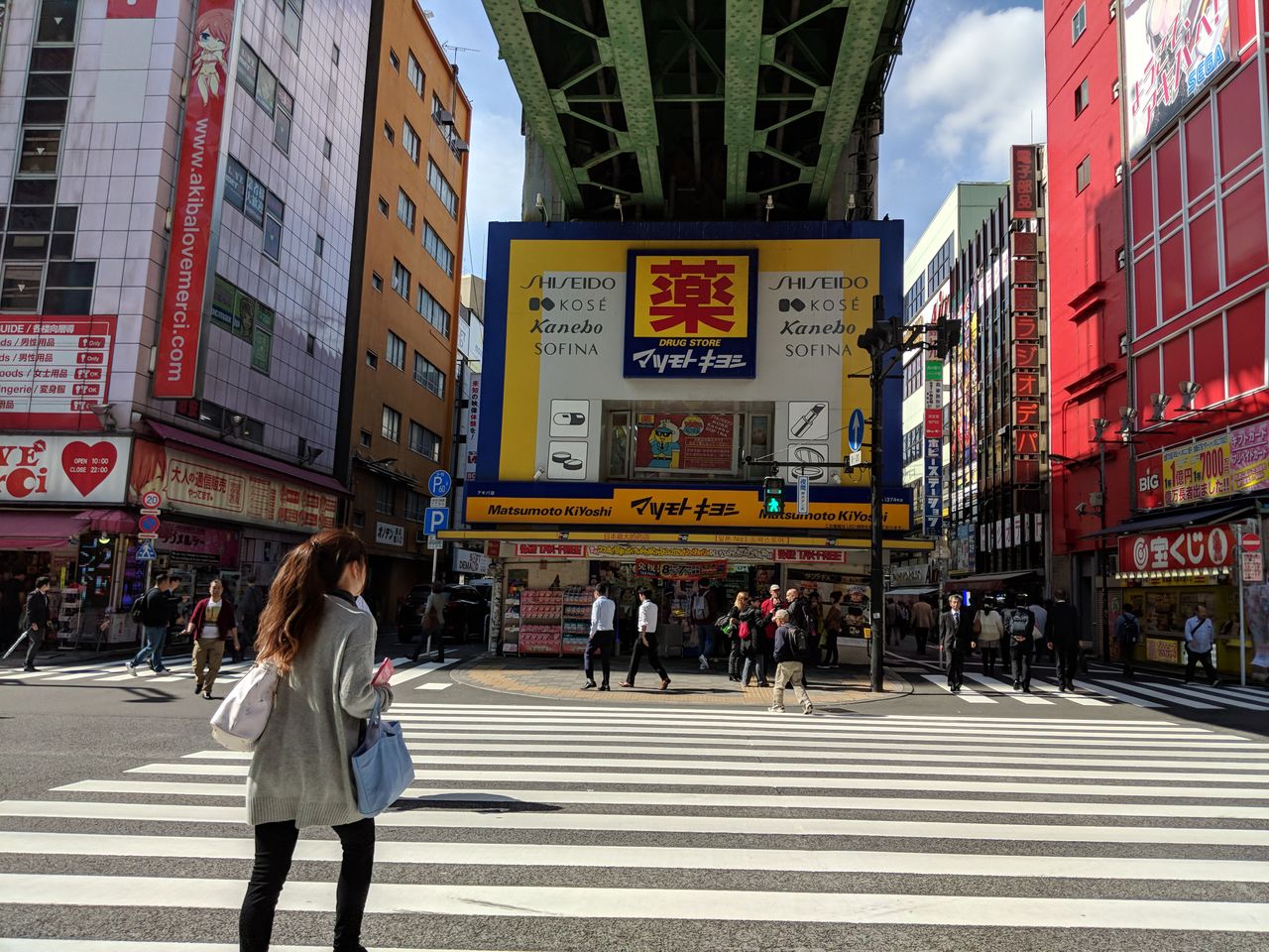 A well-captured crossing in Akihabara