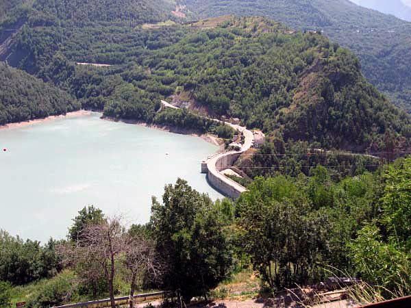 The road across the Chambon dam.