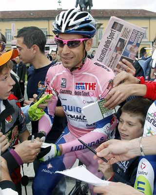 Race leader Vincenzo Nibali (Liquigas-Doimo) attracts plenty of attention at the stage start.