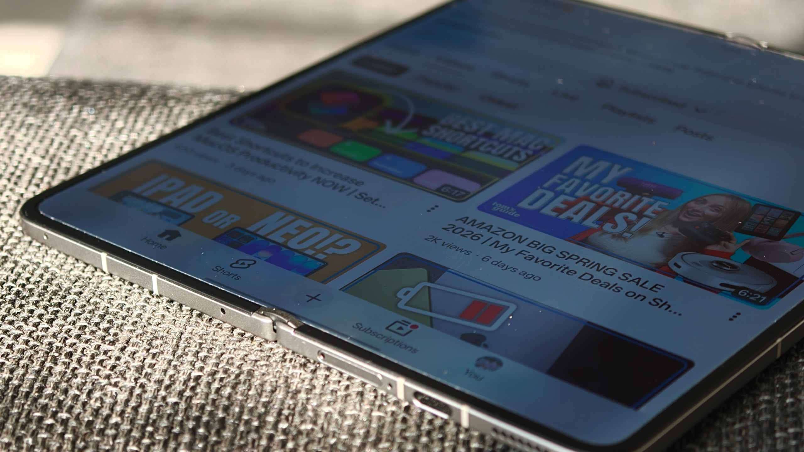 تصاویر دستی که تلفن Oppo Find N6 و انحنا را از زوایای مختلف نشان می دهد