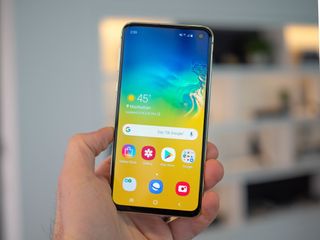 Holding the Samsung Galaxy S10e