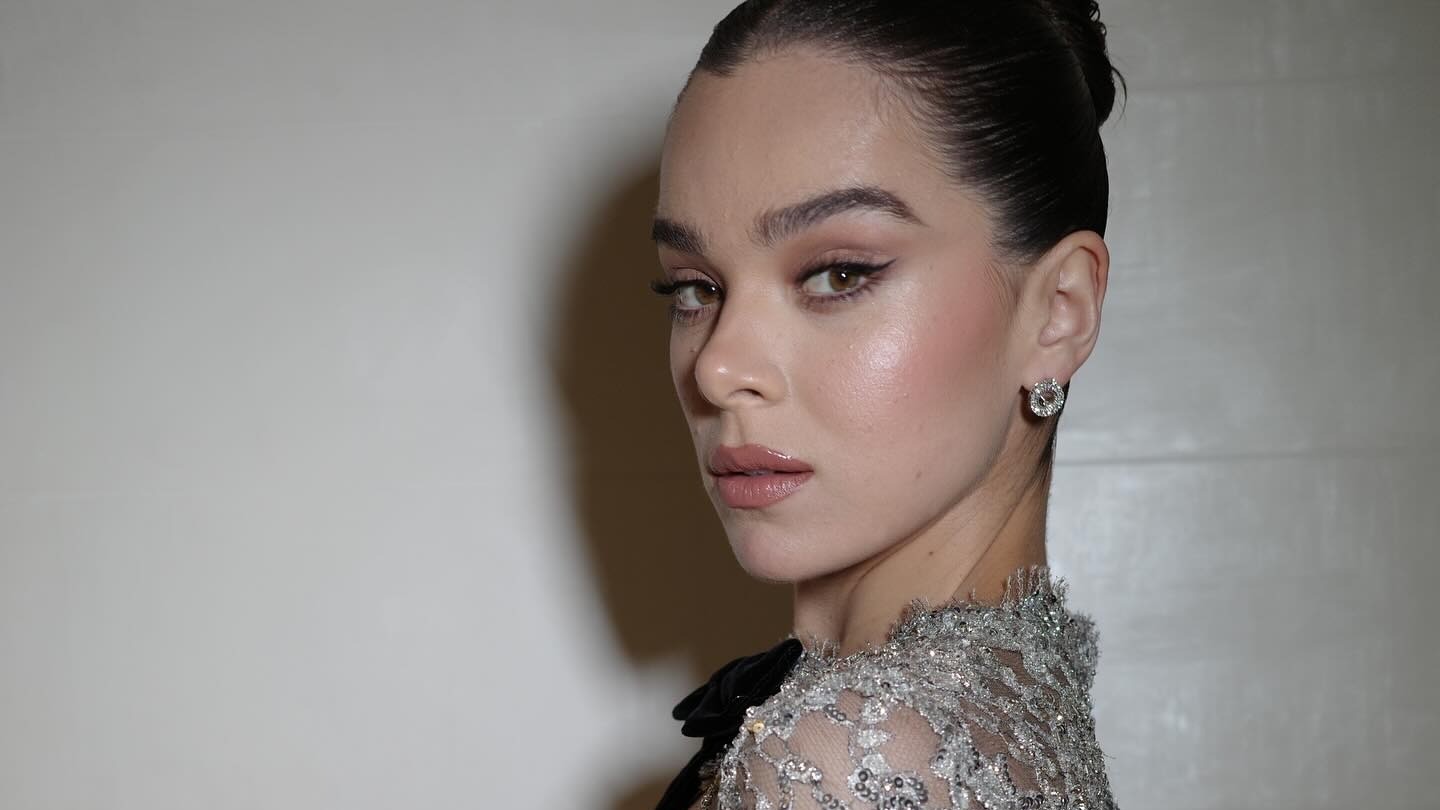 Photo of Hailee Steinfeld with glowy, elegant makeup 