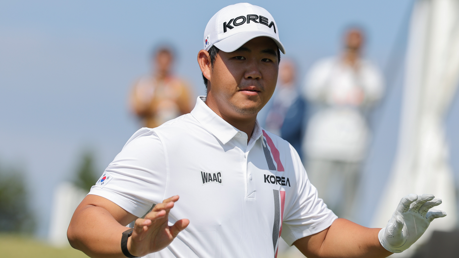 Tom Kim waves to the crowd