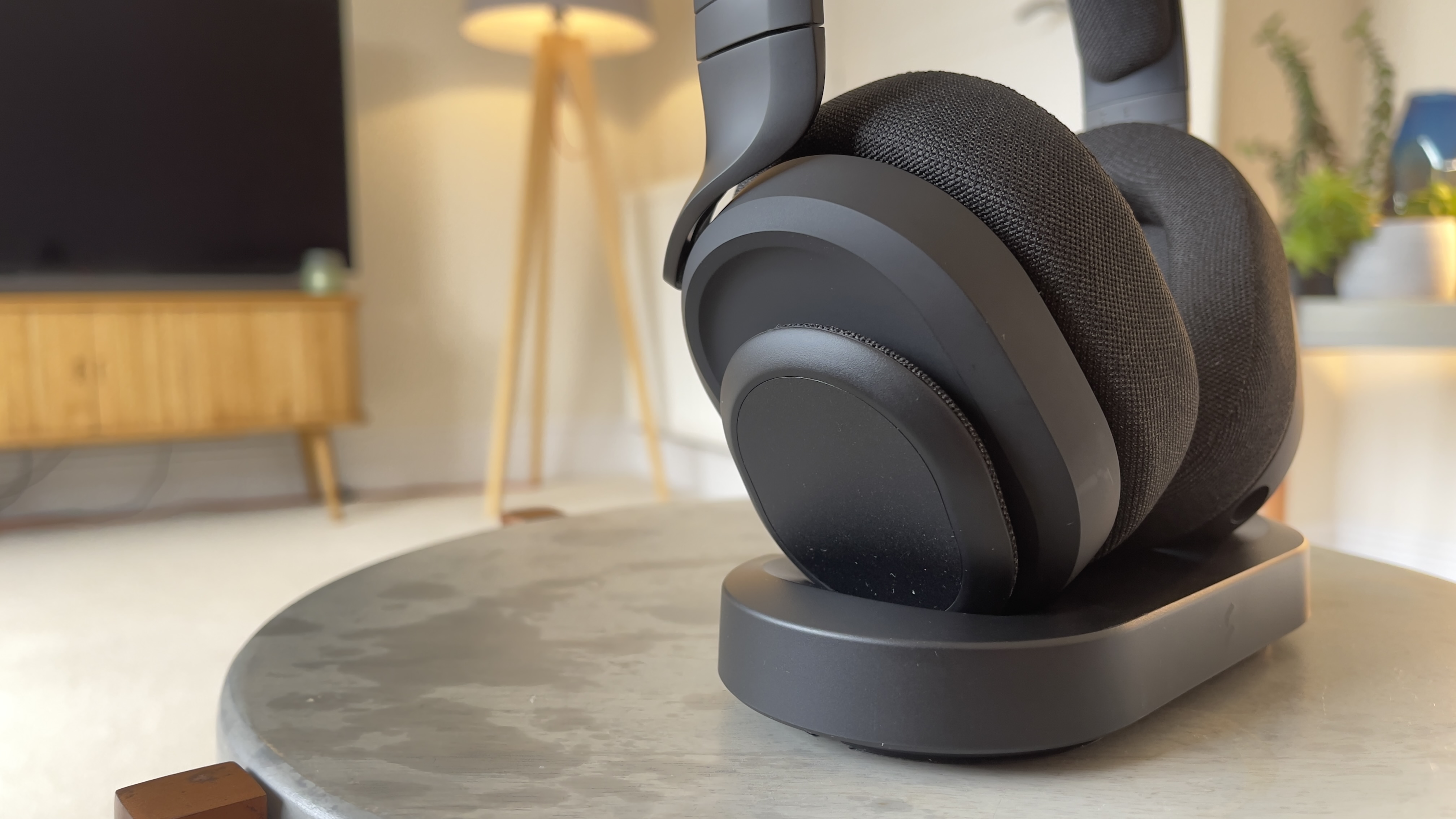 جلست سماعة الرأس اللاسلكية Fractal Scape على طاولة في قاعدة الشحن الخاصة بها.
