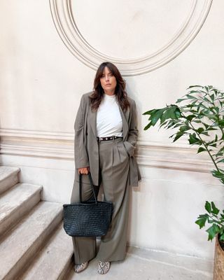 Classic casual outfits: @annacascarina wears a suit and white t-shirt