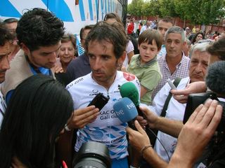 Ezequiel Mosquera (Xacobeo Galicia) talks to reporters about his stage 17 crash.