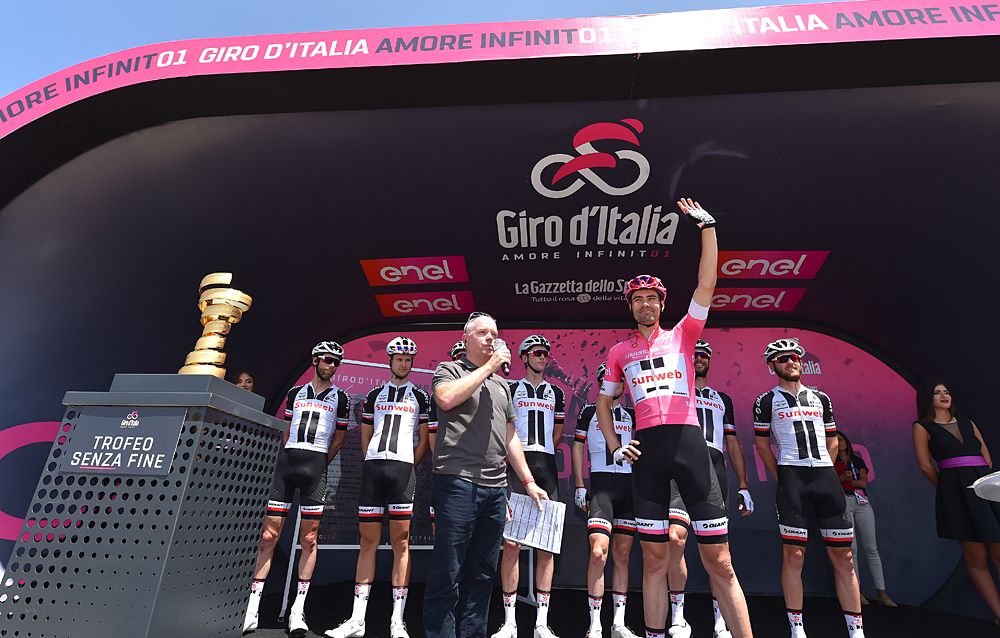 Maglia rosa Tom Dumoulin signing in to stage 2 - Giro d'Italia 2018