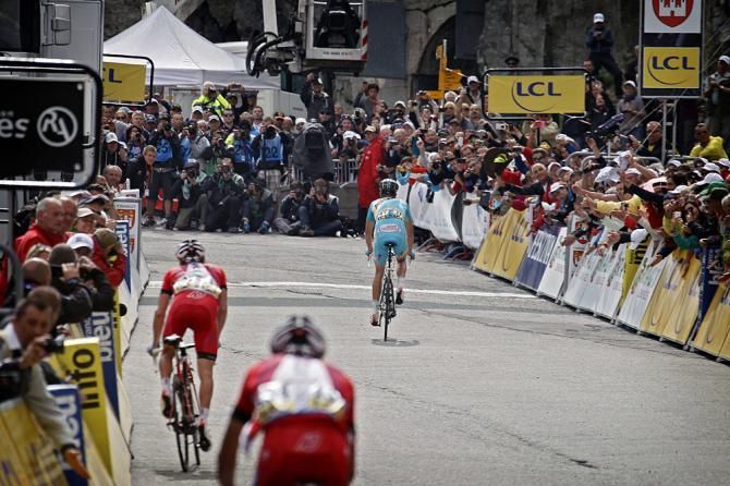 Lieuwe Westra (Astana) catches and passes Katusha teammates to take the stage win