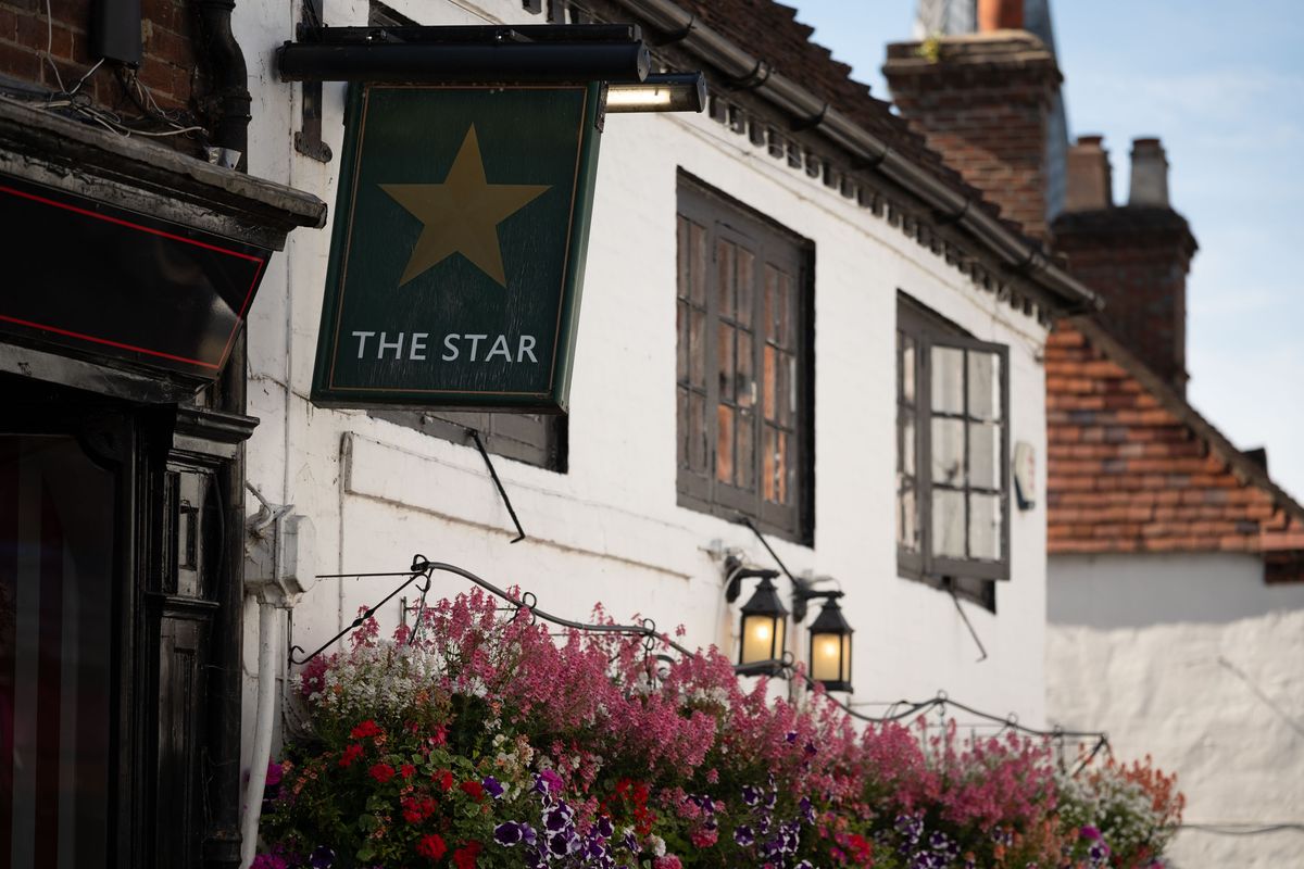 Viltrox AF 90mm F2.2 EVO lens image gallery: a quaint British pub frontage, decorated with flowers and old lamps