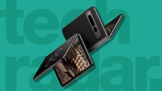 Beste brettbare telefon: Google Pixel Fold vist fra forskjellige vinkler foran en grønn TechRadar-bakgrunn.