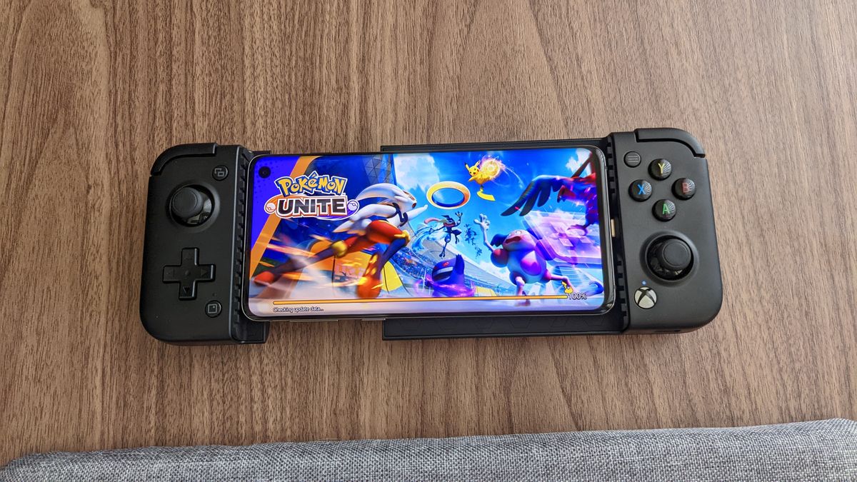 Gamesir X2 Pro with Pokemon Unite on phone