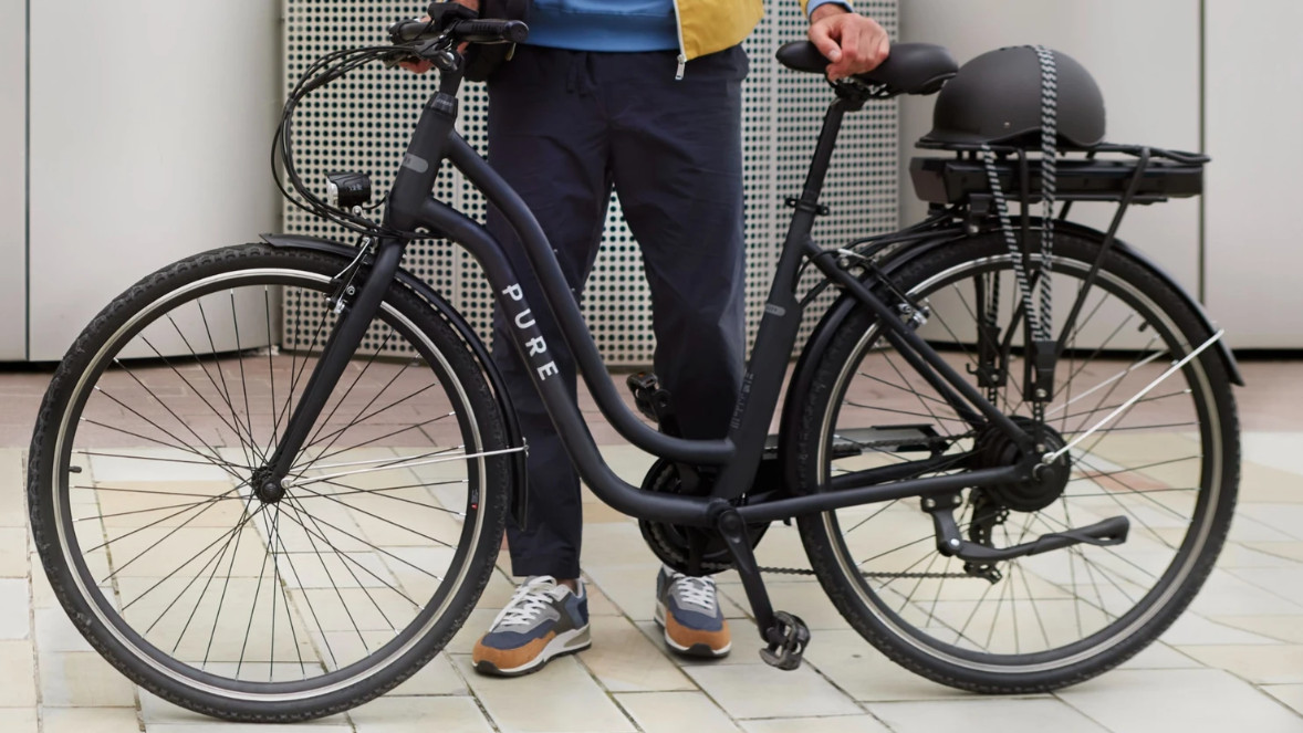 Man standing with Pure Free City e-bike