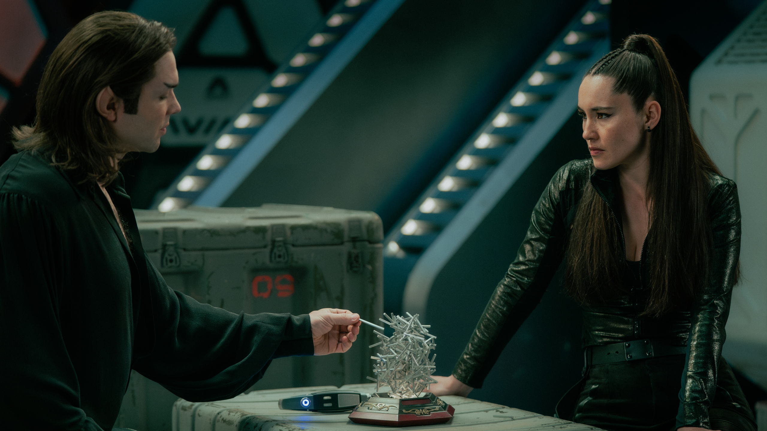 LR): Ethan Peck como Spock e Christina Chong como La'an Noonien-Singh em Star Trek: Strange New Worlds, episódio 7, temporada 4