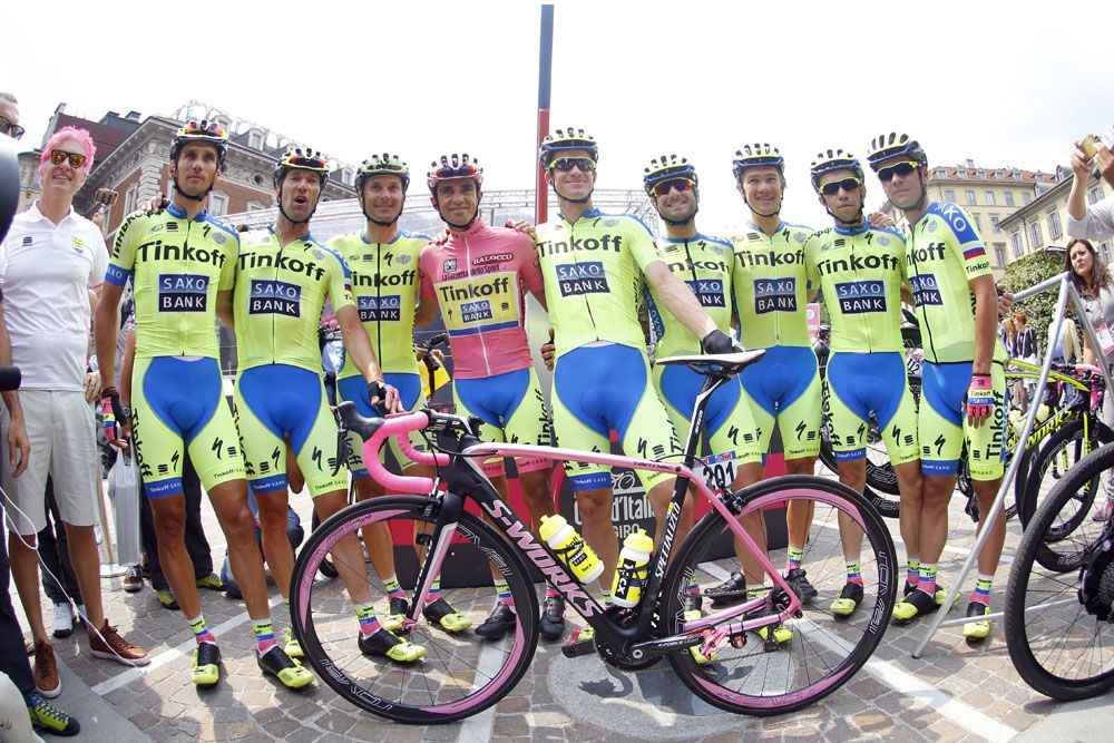 The Tinkoff-Saxo team line up with Alberto Contador's special pink bike