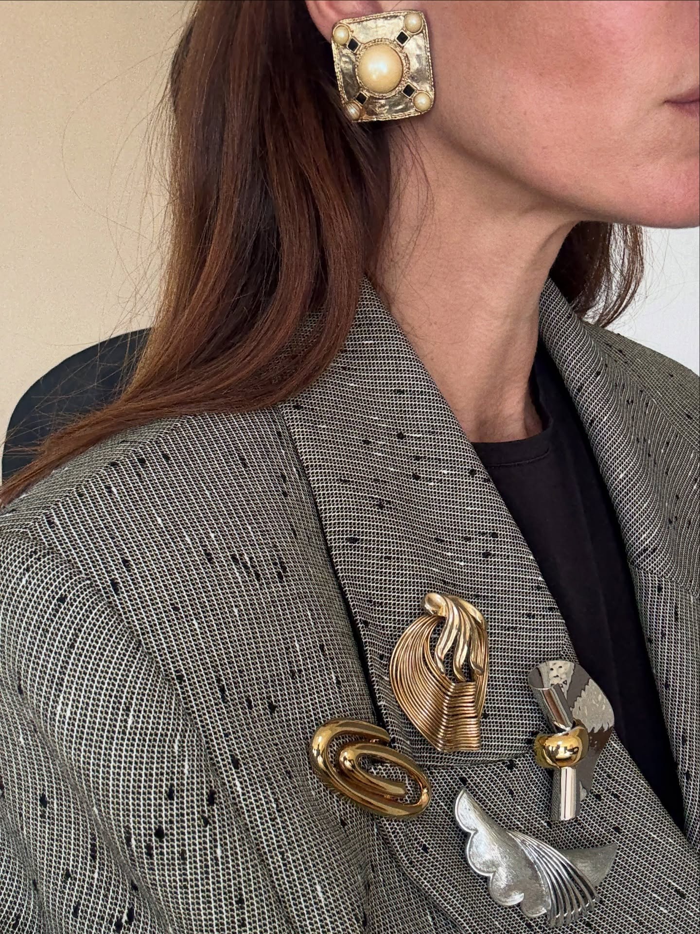 @jen_wonders wearing the brooch jewelry trend 2026
