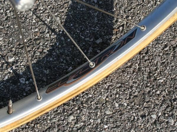 The Electron rims bear no machined sidewalls and the stainless steel spokes are secured with brass nipples.