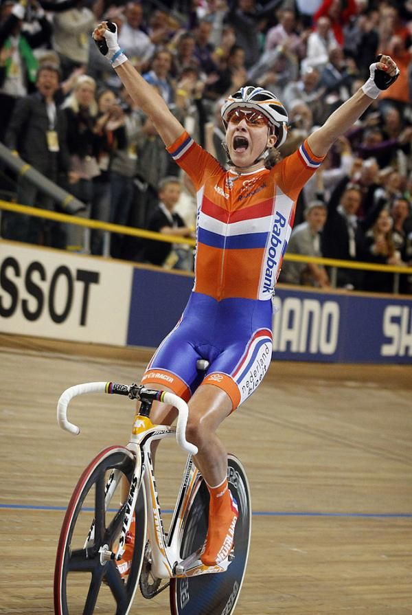 The Dutch crowd erupted as Marianne Vos claimed her world title in the scratch race