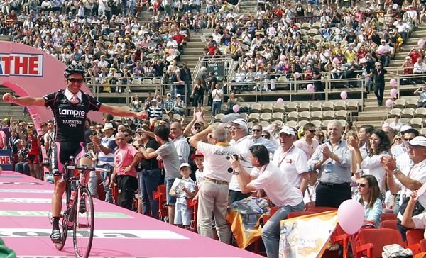 Gilberto Simoni salutes the crowd in his final Giro