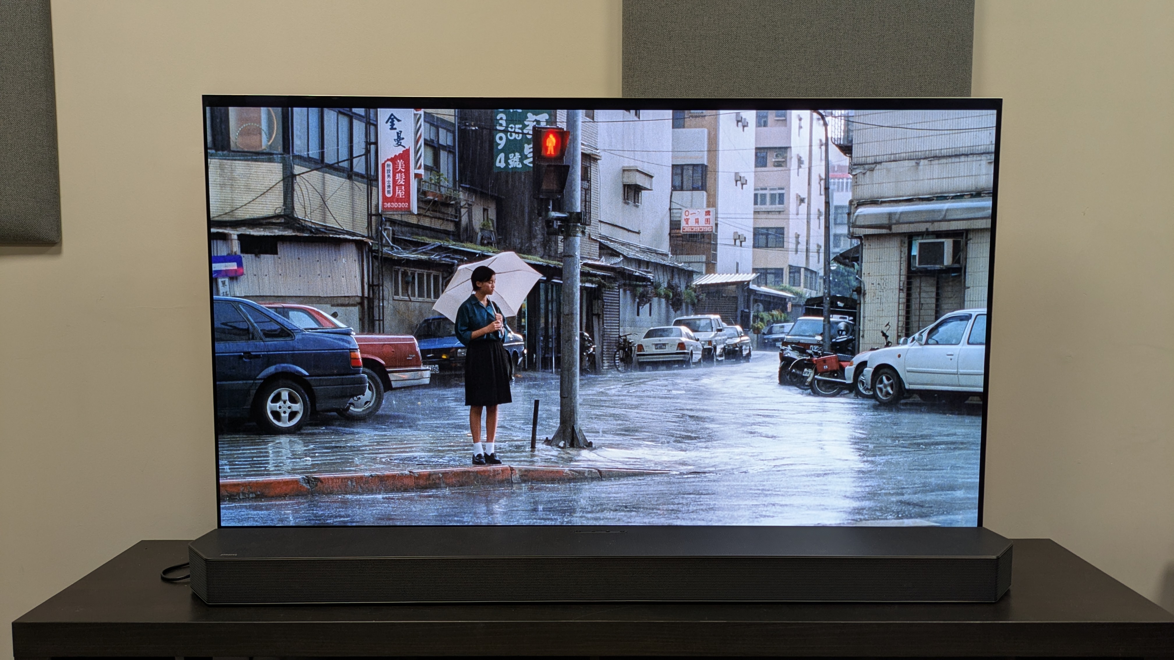 Yi Yi 4K Blu-ray on LG G5 showing Ting-Ting standing in the rain on screen 