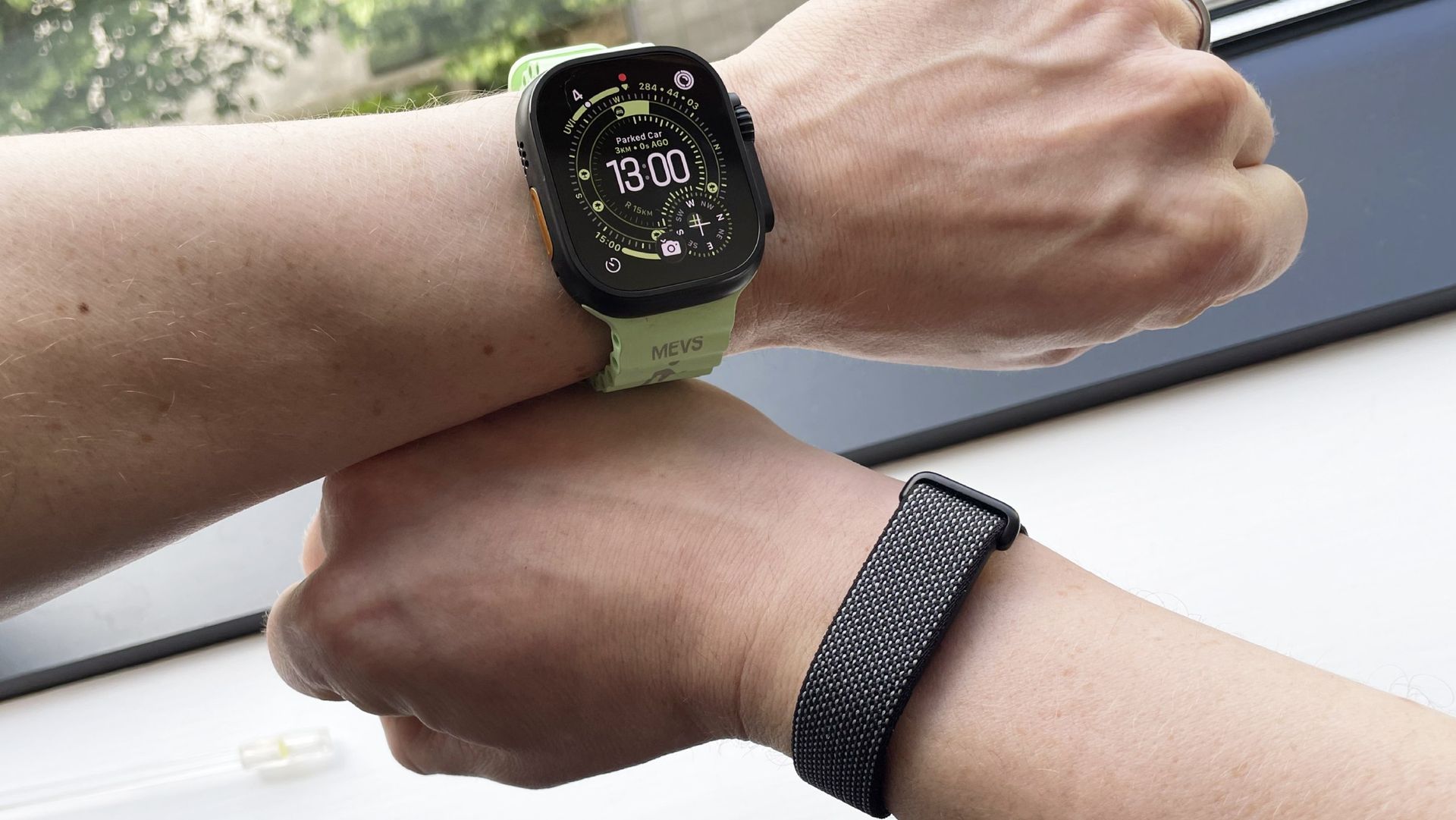 Apple Watch Ultra 3 y Google Fitbit Air en uso