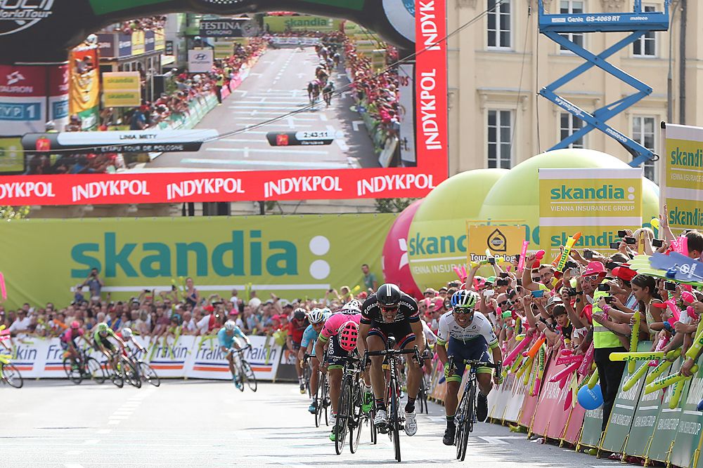 Marcel Kittel (Giant-Alpecin) and Caleb Ewan (Orica-GreenEdge) race to the finish line in Warsaw