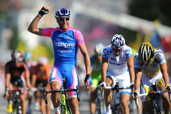 Alessandro Petacchi (Lampre - Farnese Vini) celebrates his victory in Brussels.
