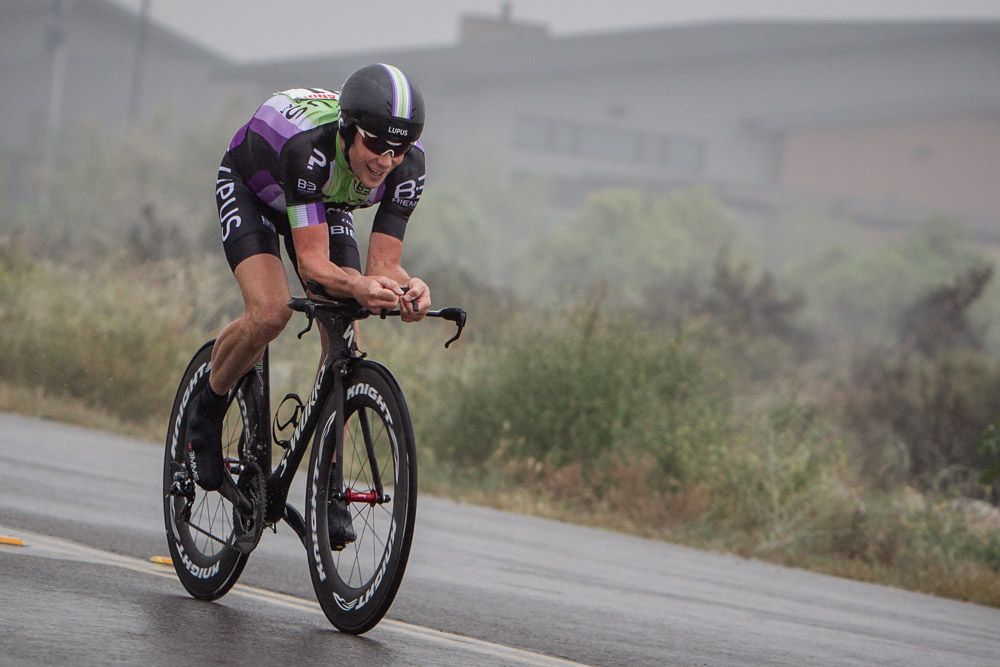 Chris Horner (Lupus) fights the rain on the way back in