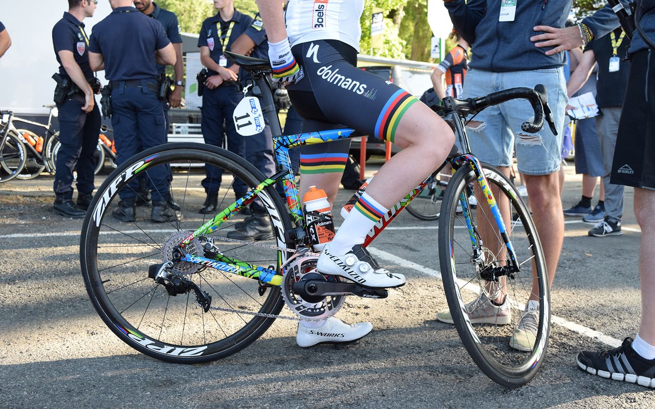Van der Breggen's bike was equipped with a SRAM RED eTap AXS HRD groupset