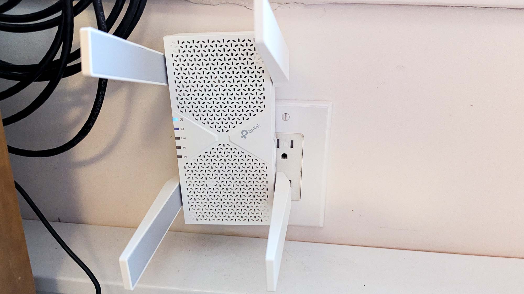 TP-Link RE655BE extender plugged in