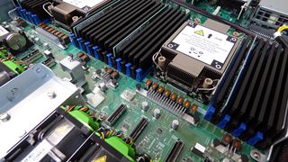 Inside the Fujitsu Server Primergy RX2530 M7