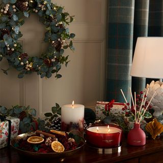 Christmas candle ideas with wreath and red candles