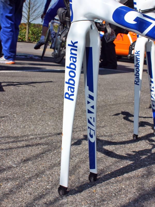 The standard Giant TCR Advanced SL fork legs are cut a bit longer to gain more tire clearance under the crown.