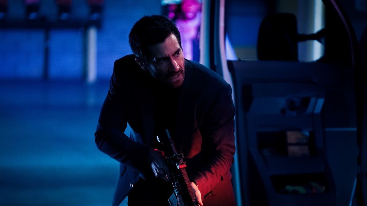 Jake Gyllenhaal with a gun in Ambulance movie