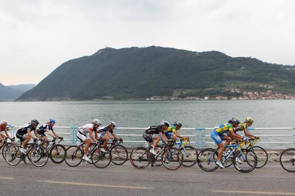 The Giro Donne pleoton in action during stage 7.