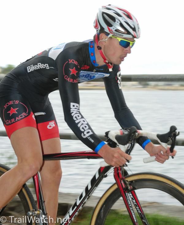 Jerome Townsend (Bikereg.com) riding along the ocean