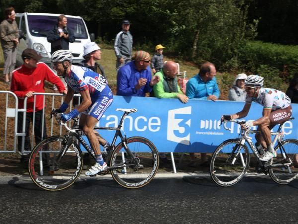 Dries Devenyns (Quickstep) makes a dig for the finish as Nicolas Roche (AG2R) fades.