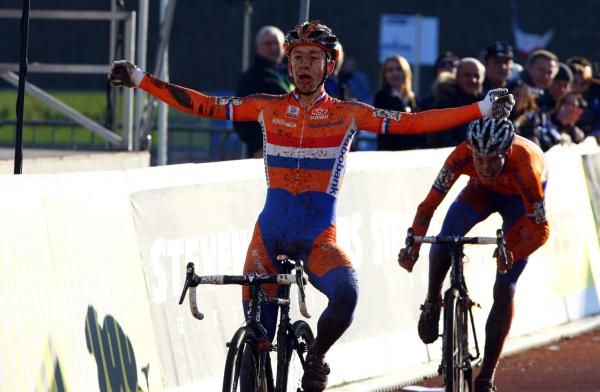 Lars van der Haar (Netherlands) holds off the chasers to win by a second