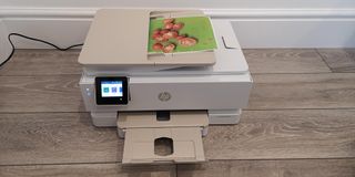 Image shows the HP Envy Inspire printer connected and a printed photo in the tray.