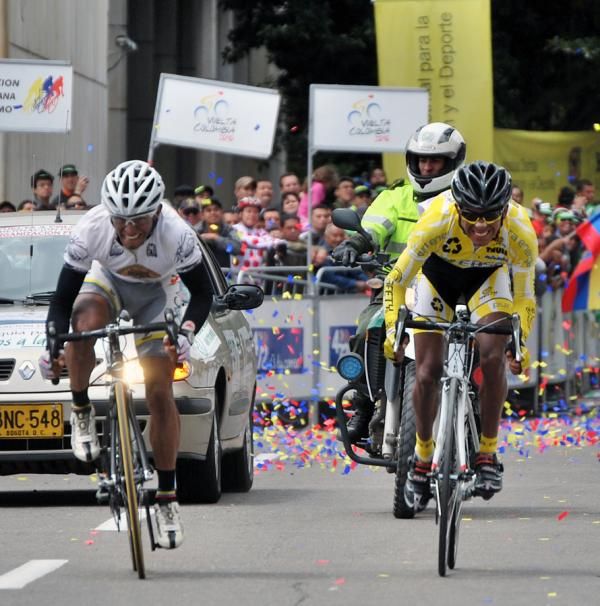 Gregorio Ladino (l) and Oscar Solis sprint for third.