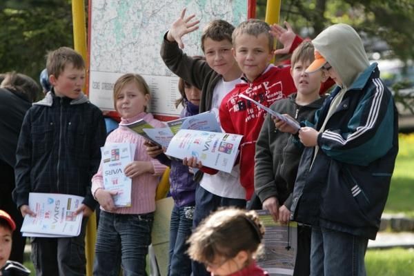 Young fans wait for the riders to start.