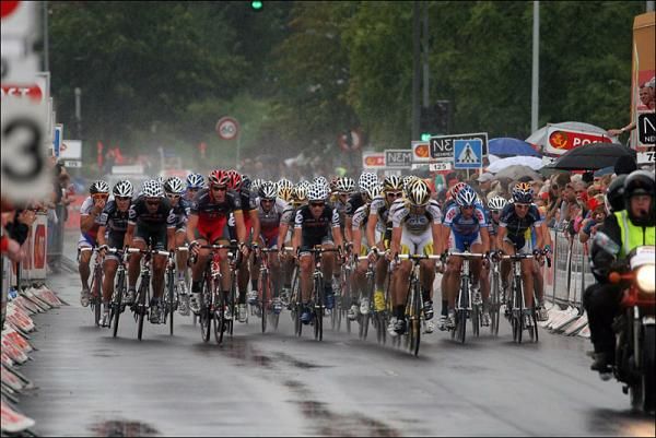 The peloton in hot pursuit of the escapees.
