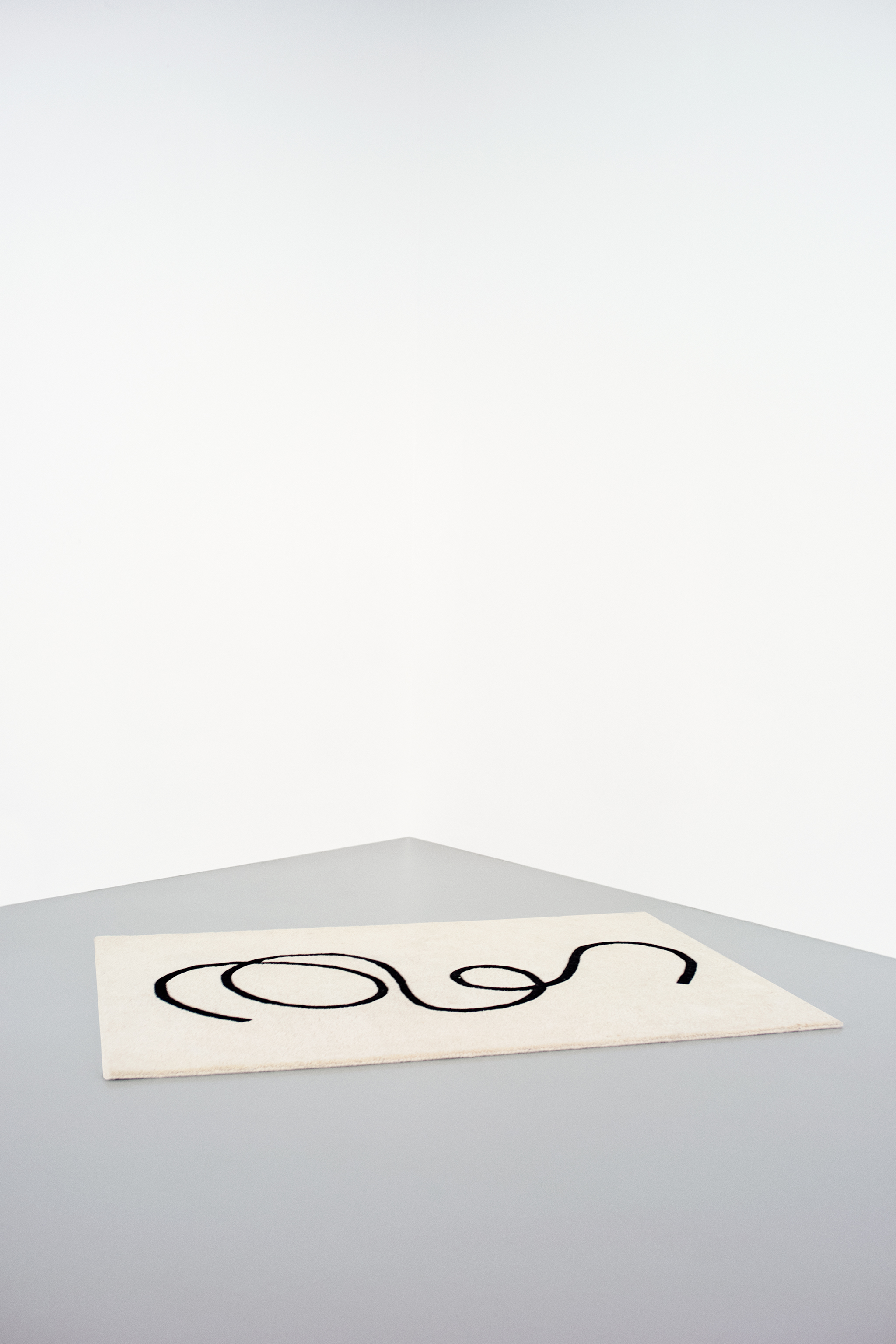 Knotted wool carpet