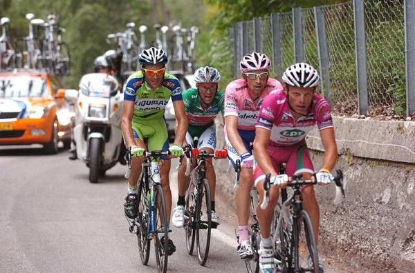 The second group on the road: Danilo Di Luca (LPR), Denis Menchov (Rabobank), Ivan Basso (Liquigas) and Stefano Garzelli (Acqua &amp; Sapone).