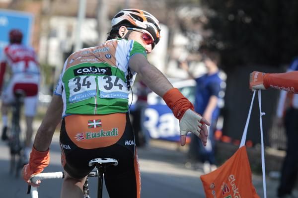 Francisco Javier Aramendia Llorente gets his feed. He wore the green jersey as leader in the mountains classification.